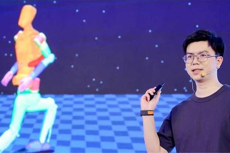 天才少年稚晖君盛世国际机器人走路进场！AI模型做大脑，目标售价20万以内