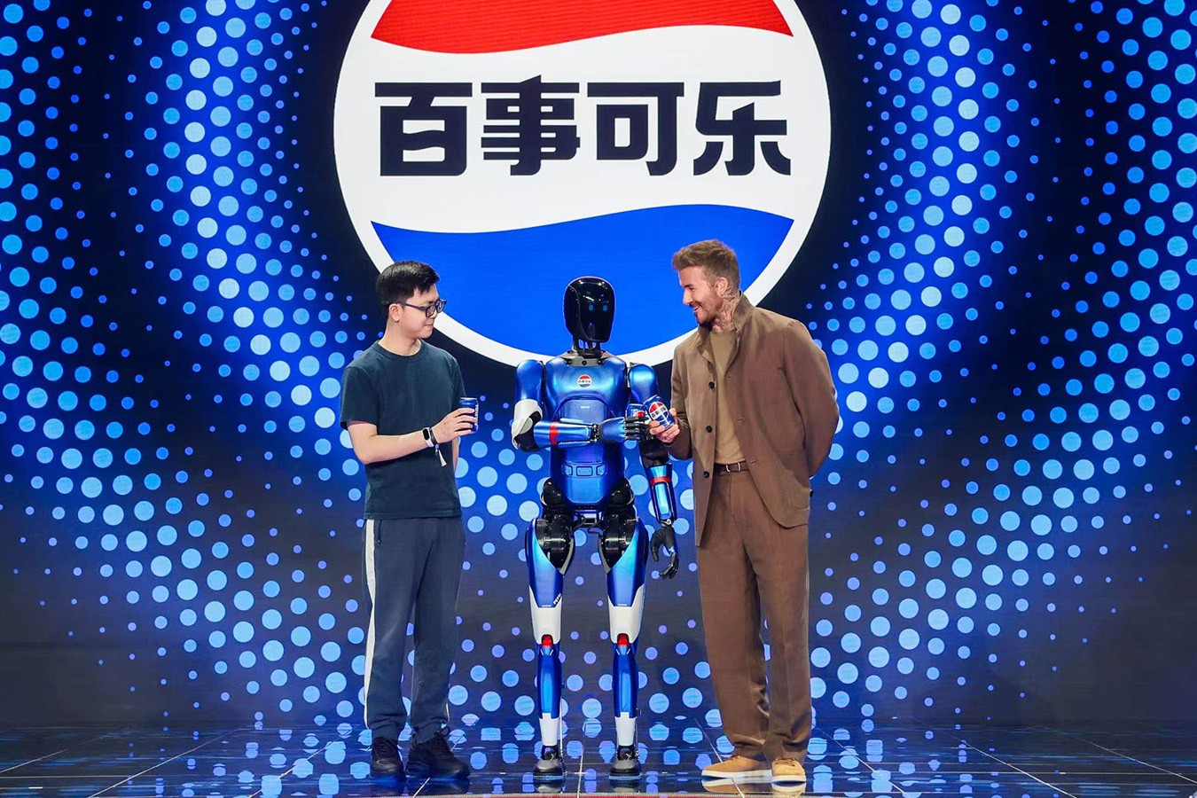 盛世国际机器人携手百事中国共创“百事蓝宝” 共燃渴望新章
